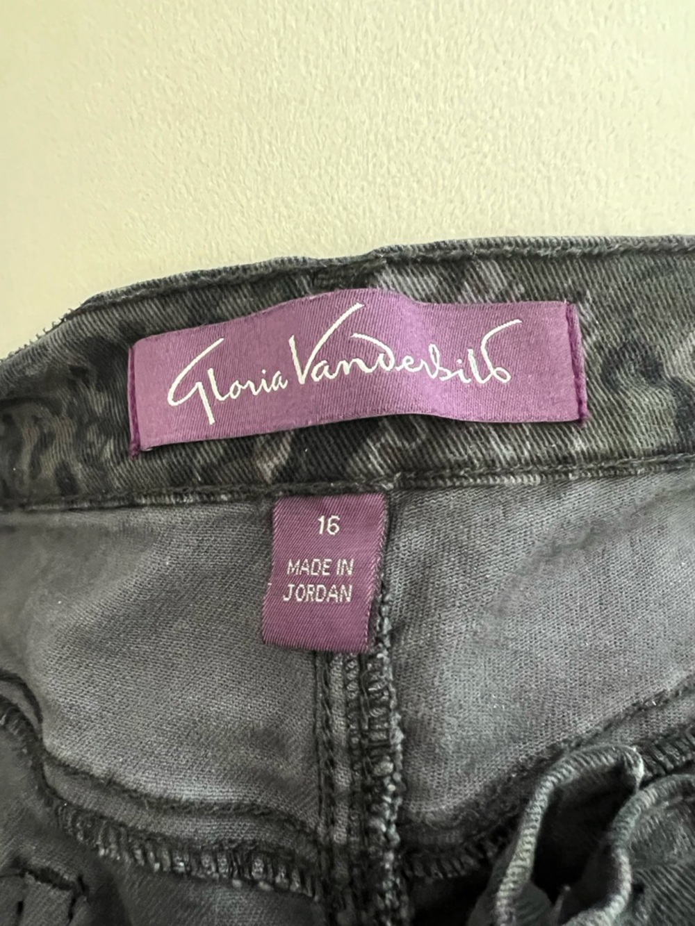 Gloria Vanderbilt Black Jacquard Amanda Straight-Leg Jeans - Picture 6 of 7